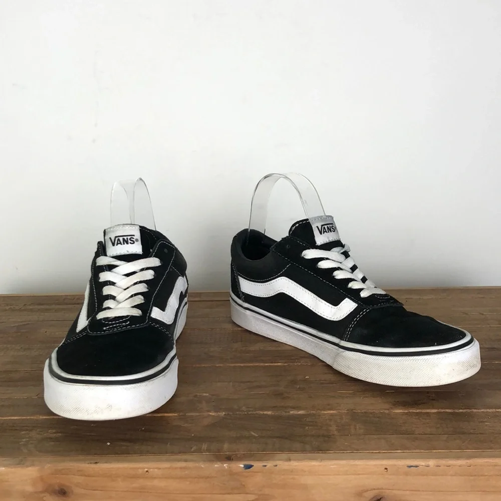 VANS black and white classic low profile skating shoes us women’s size 7.5